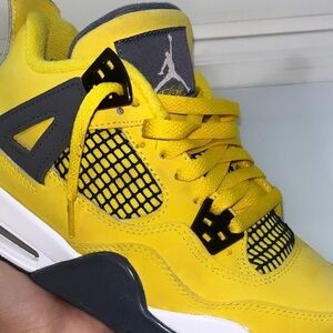 Jordan 4 Retro Lightning Size 5.5